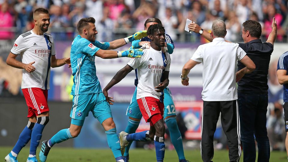 Bakery Jatta Team und Trainer des HSV bejubeln mit Bakery Jatta (M.) sein Tor zum 3:0 gegen Hannover 96