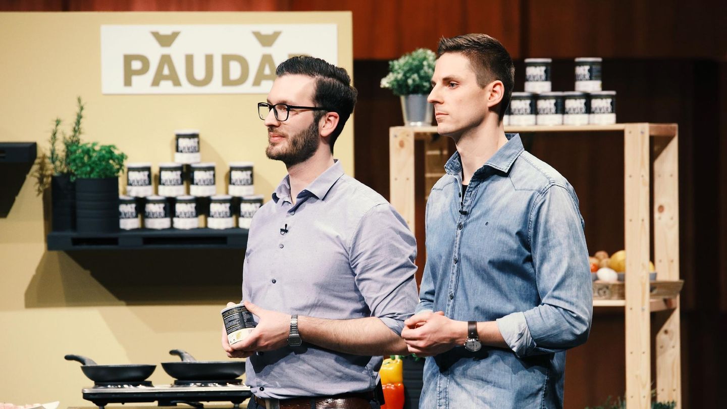 Deniz Schöne (l.) und Johannes Schmidt stellen bei "Die Höhle der Löwen" ihr Produkt Paudar vor