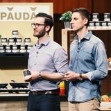 Deniz Schöne (l.) und Johannes Schmidt stellen bei "Die Höhle der Löwen" ihr Produkt Paudar vor