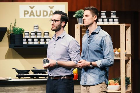 Deniz Schöne (l.) und Johannes Schmidt stellen bei "Die Höhle der Löwen" ihr Produkt Paudar vor