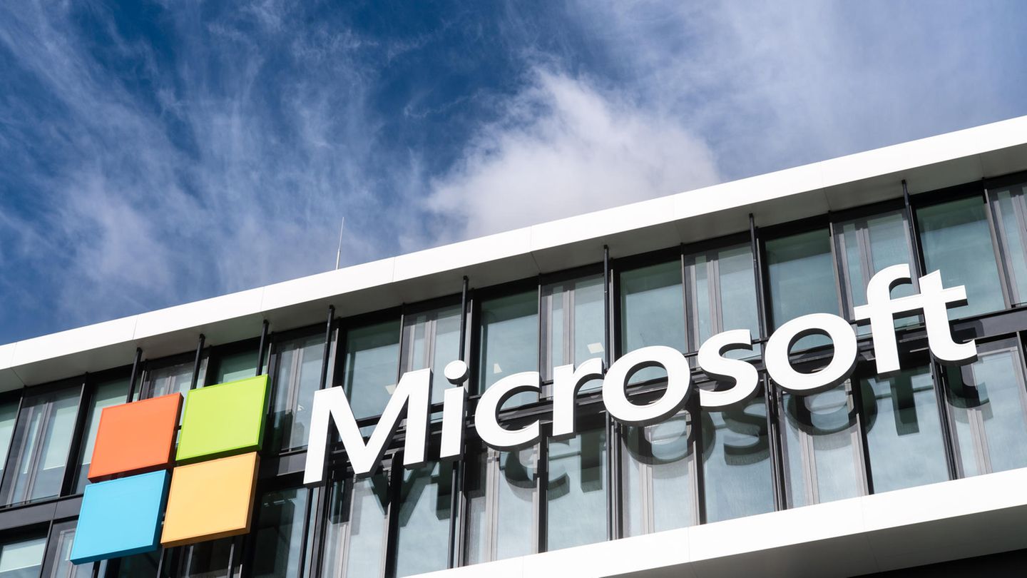 Das Logo von Microsoft an Fassade der Deutschland-Zentrale. Windows 10 Update sorgt derzeit für Probleme.