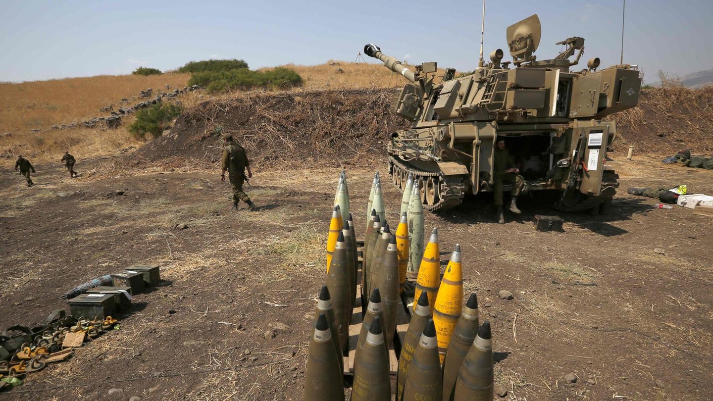Artilleriegeschosse stehen neben einer israelischen Artilleriekanone nahe der libanesischen Grenze