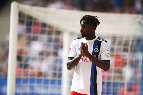 Im weißen HSV-Trikot geht Bakery Jatta an der Torlinie entlang und hat die Hände vor der Brust zusammengelegt