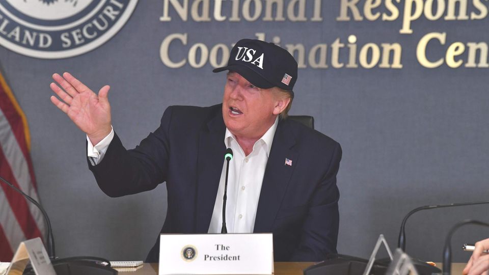Donald Trump lässt sich in Washington von der Katastrophenschutzbehörde Fema über Hurrikan "Dorian" informieren