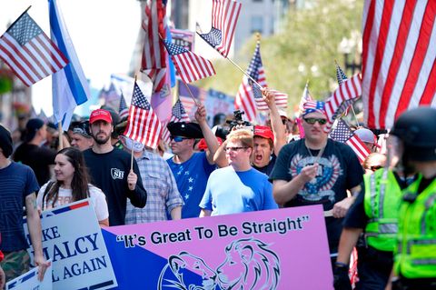 Foto der "Straight Pride"-Parade in Boston zeigt USA-Fahnen schwingende Menschenmasse