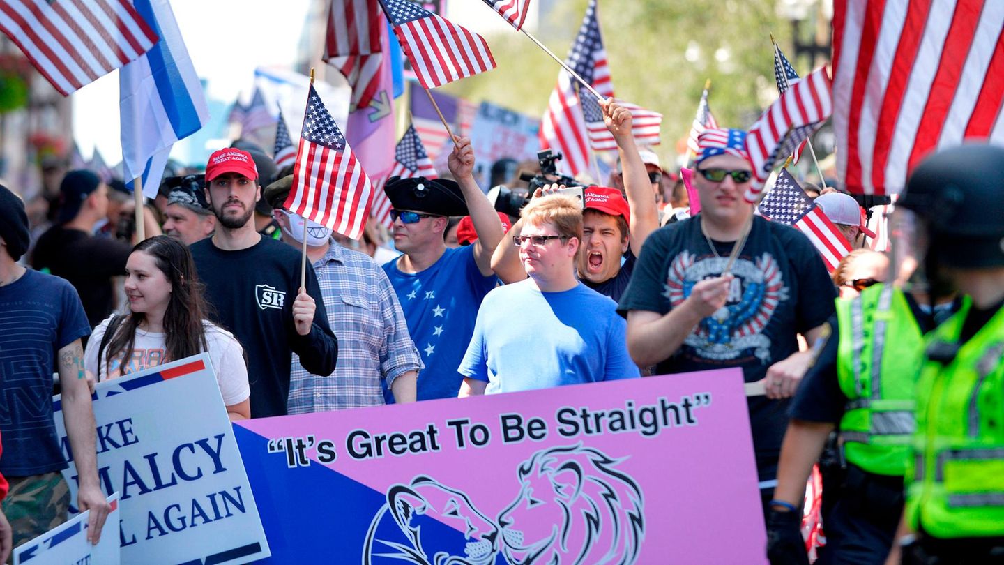 Foto der "Straight Pride"-Parade in Boston zeigt USA-Fahnen schwingende Menschenmasse