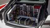 Der Kopfferraum von Walter ist vollgestopft mit Rechnern und Elektronik