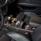 Vollgestopfte Mittelkonsole im Audi