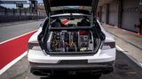 Der Laderaum des RS7 ist vollgepüackt mit Elektronik