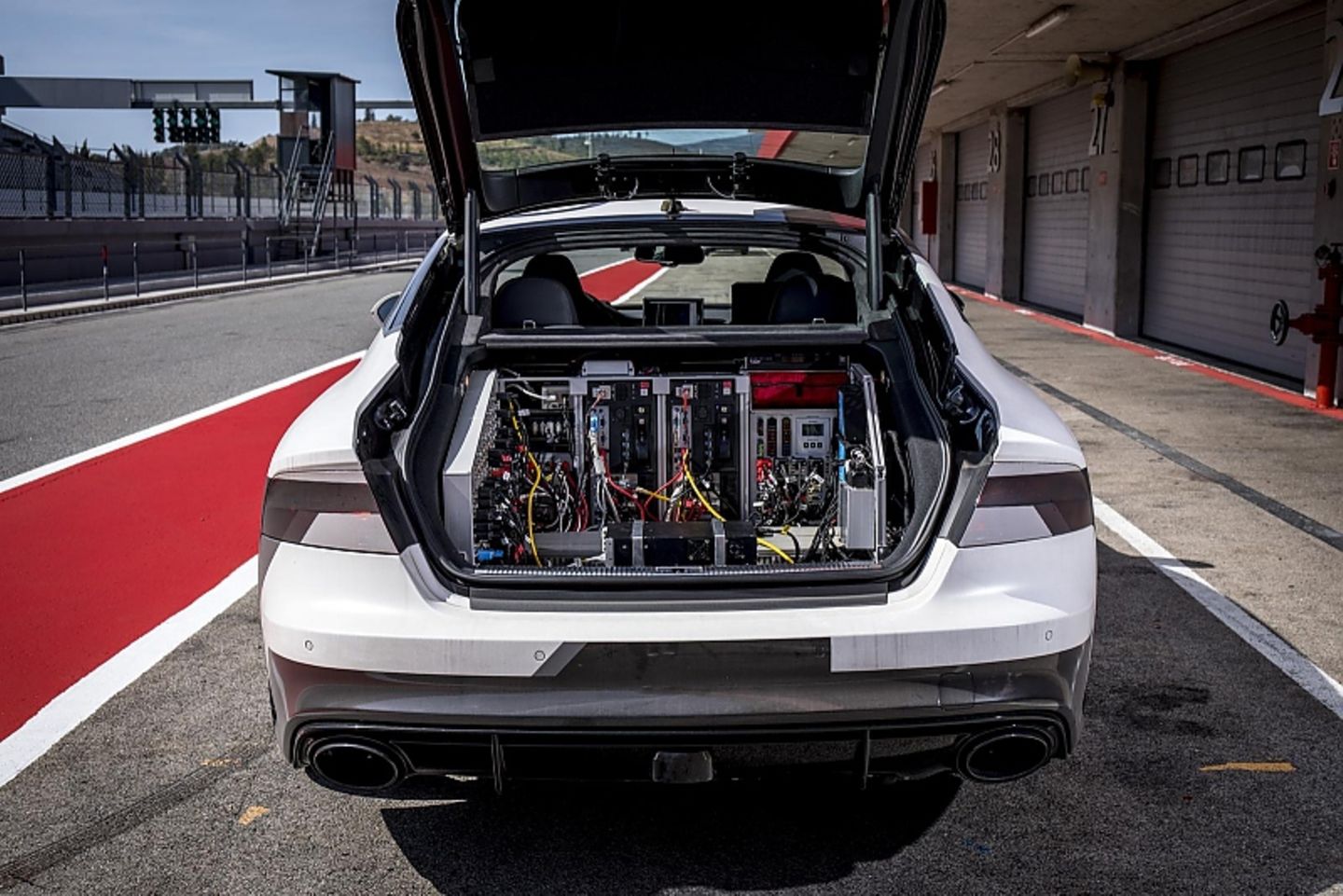 Der Laderaum des RS7 ist vollgepüackt mit Elektronik