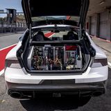 Der Laderaum des RS7 ist vollgepüackt mit Elektronik