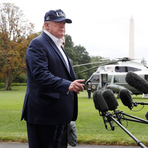 Donald Trump spricht nach seiner Rückkehr vom Landsitz Camp David vor dem Weißen Haus mit Journalisten