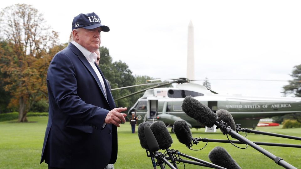 Donald Trump spricht nach seiner Rückkehr vom Landsitz Camp David vor dem Weißen Haus mit Journalisten
