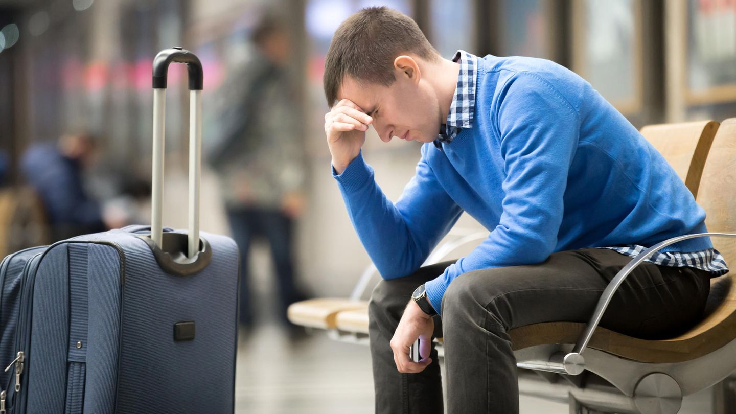 Mann sitzt traurig am Flughafen – In Singapur ist es strafbar, ein Ticket nur zu kaufen, um jemanden am Gate zu verabschieden