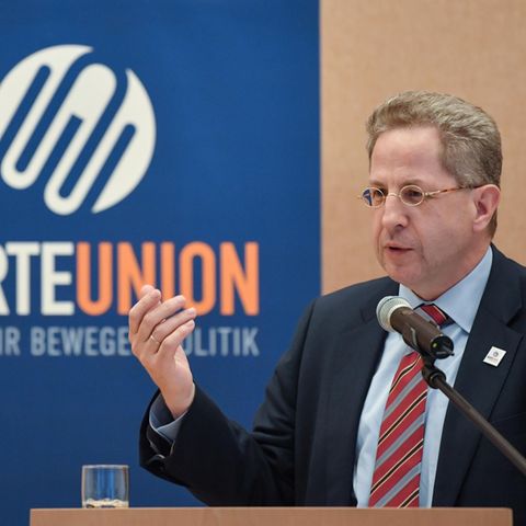 Hans-Georg Maaßen vor Emblem der Werte-Union