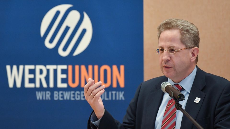 Hans-Georg Maaßen vor Emblem der Werte-Union