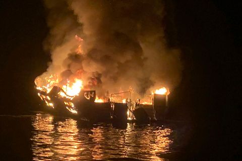 Ein Ausflugsboot in Kalifornien steht in Flammen