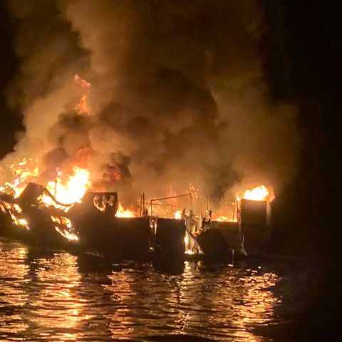 Ein Ausflugsboot in Kalifornien steht in Flammen