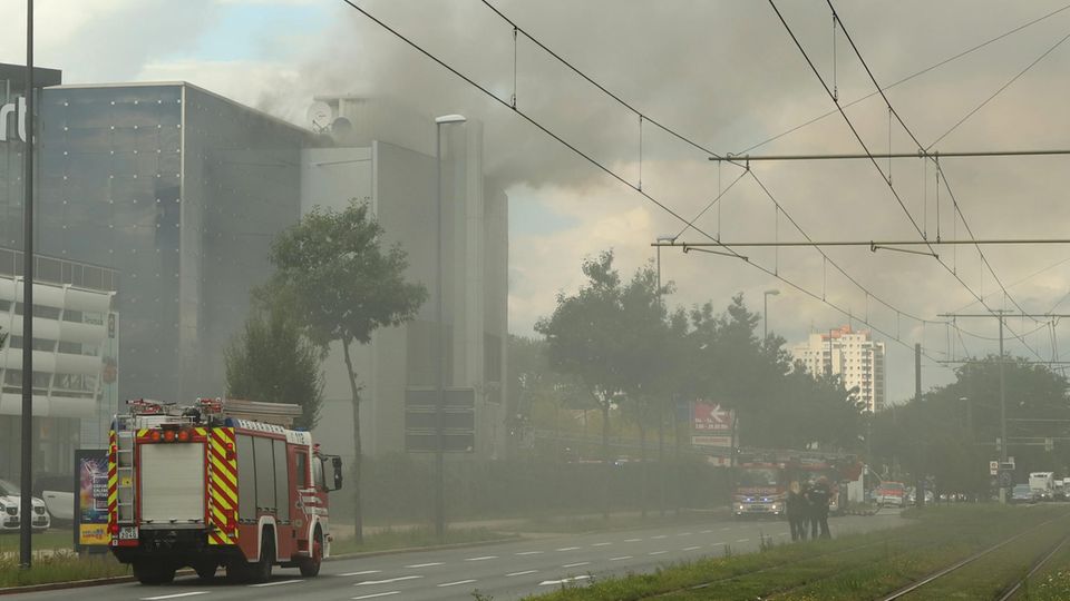 Nachrichten Deutschland Bremen Einsatzkräfte der Feuerwehr löschen einen Brand in einem Kino.