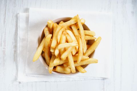 Blind durch Mangelernährung: Eine Schale mit Pommes steht auf einem Tisch