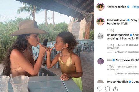 Kim Kardashian und ihre Tochter North West verhaken ihre kleinen Finger zum Schwur ewiger Freundschaft