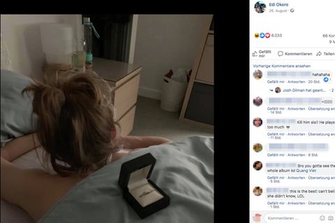 Cally liegt im Bett und merkt nicht, dass eine Ring-Schatulle auf ihrem Rücken liegt