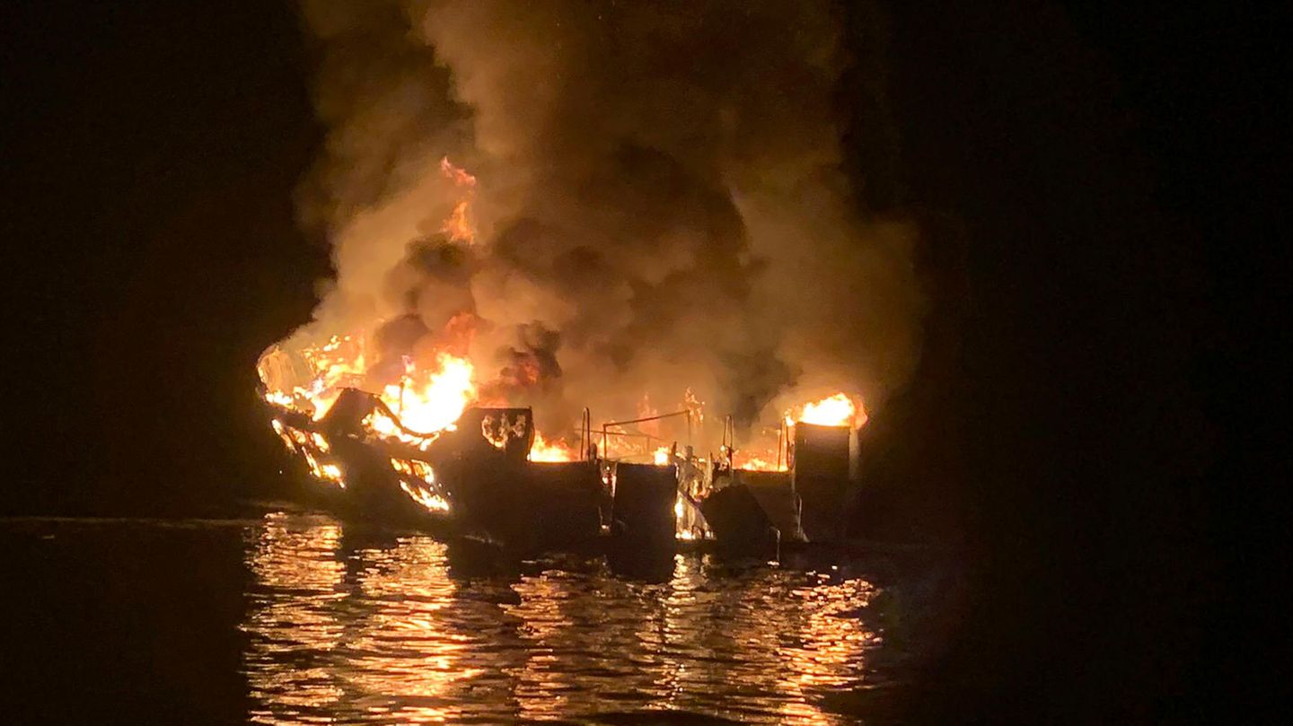 Das brennende Tauchboot vor Santa Cruz Island, Kalifornien