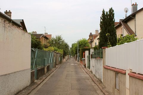 Eine Straße in einem kleinen Dorf