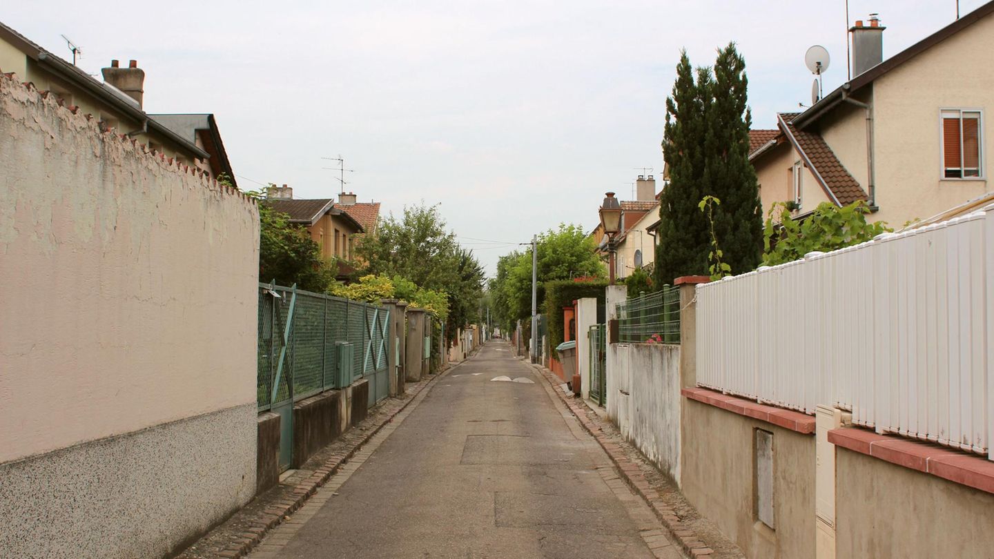 Eine Straße in einem kleinen Dorf