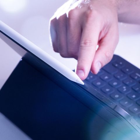 Ein Mann bedient über das Touchpad das iPad Pro