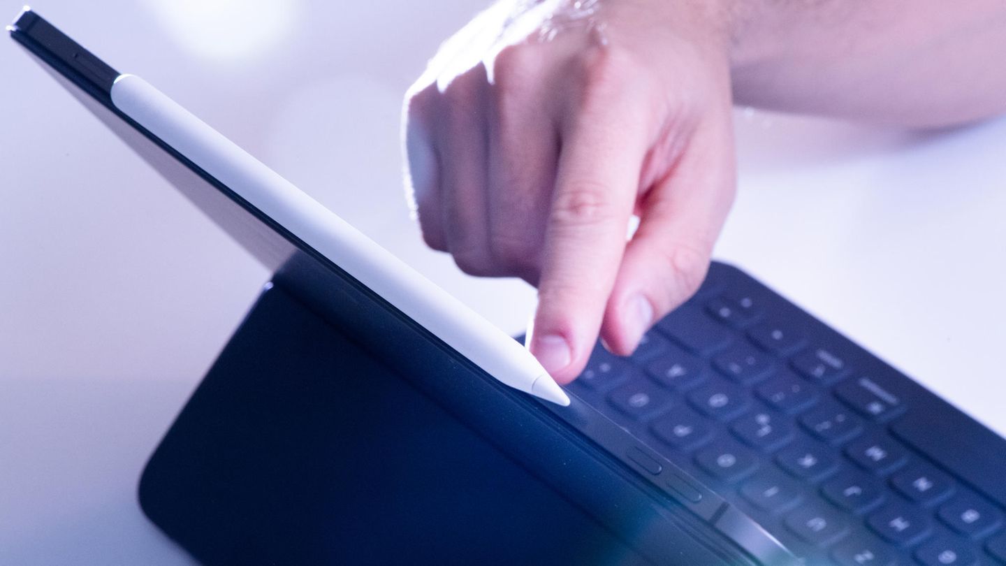Ein Mann bedient über das Touchpad das iPad Pro