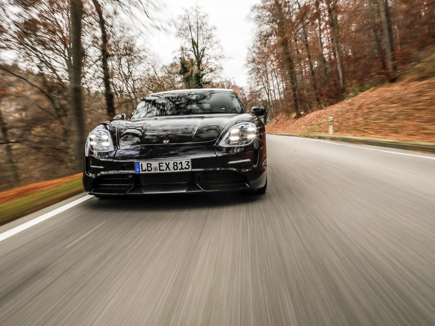 Porsche Taycan   volles Rohr, der Elektro Porsche startet durch ...