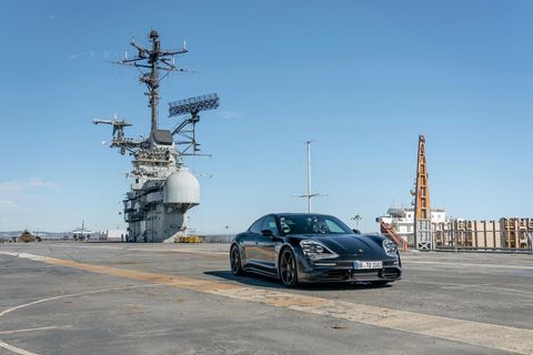 Beschleunigungsfahrt auf dem Deck eines Flugzeugträgers.