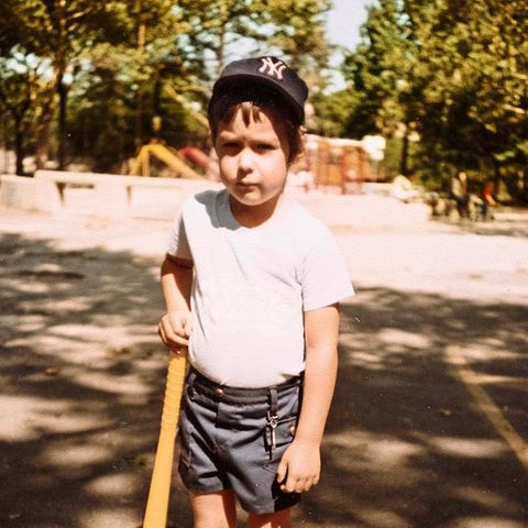 Der 2-jährige Patrick mit Baseballschläger in der Hand