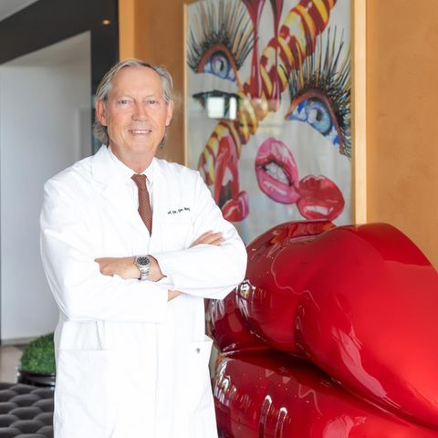 Werner Mang steht in der Lobby seiner Bodenseeklinik in Lindau