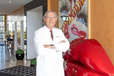 Werner Mang steht in der Lobby seiner Bodenseeklinik in Lindau