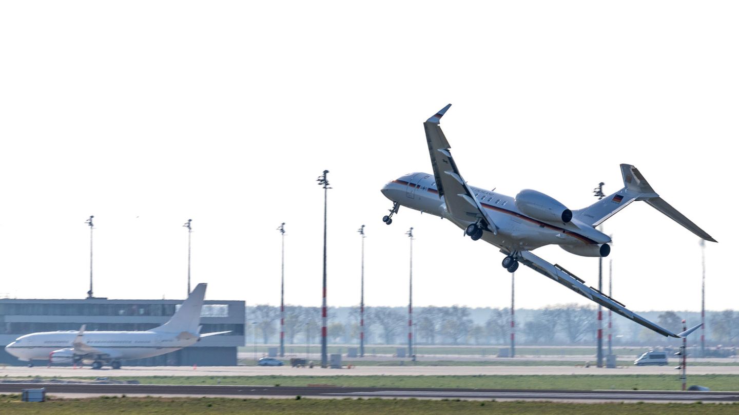 Ein Jet vom Typ "Global 5000" der Flugbereitschaft der Bundesregierung landet auf dem Flughafen Schönefeld