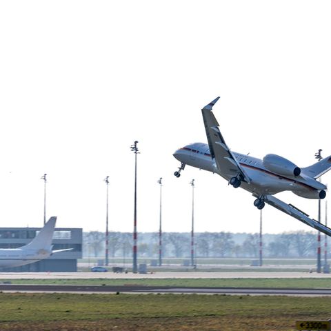 Ein Jet vom Typ "Global 5000" der Flugbereitschaft der Bundesregierung landet auf dem Flughafen Schönefeld