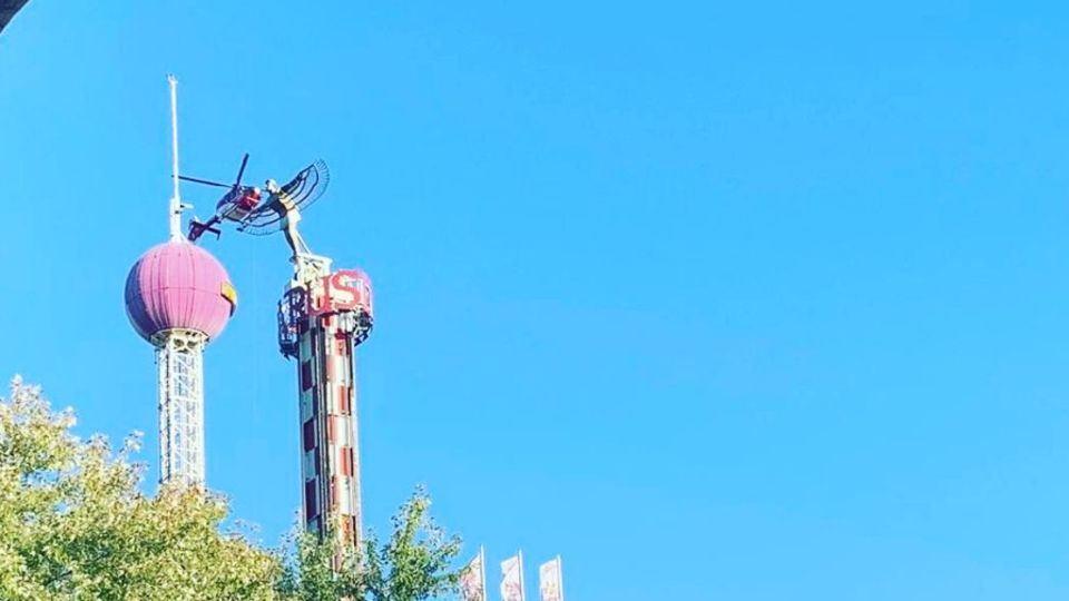 Freizeit-Land Geiselwind "Top of the World" Rettungsaktion Ein Hubschraiber fliegt neben dem Turm eines Fahrgeschäfts, in dem Menschen festhängen