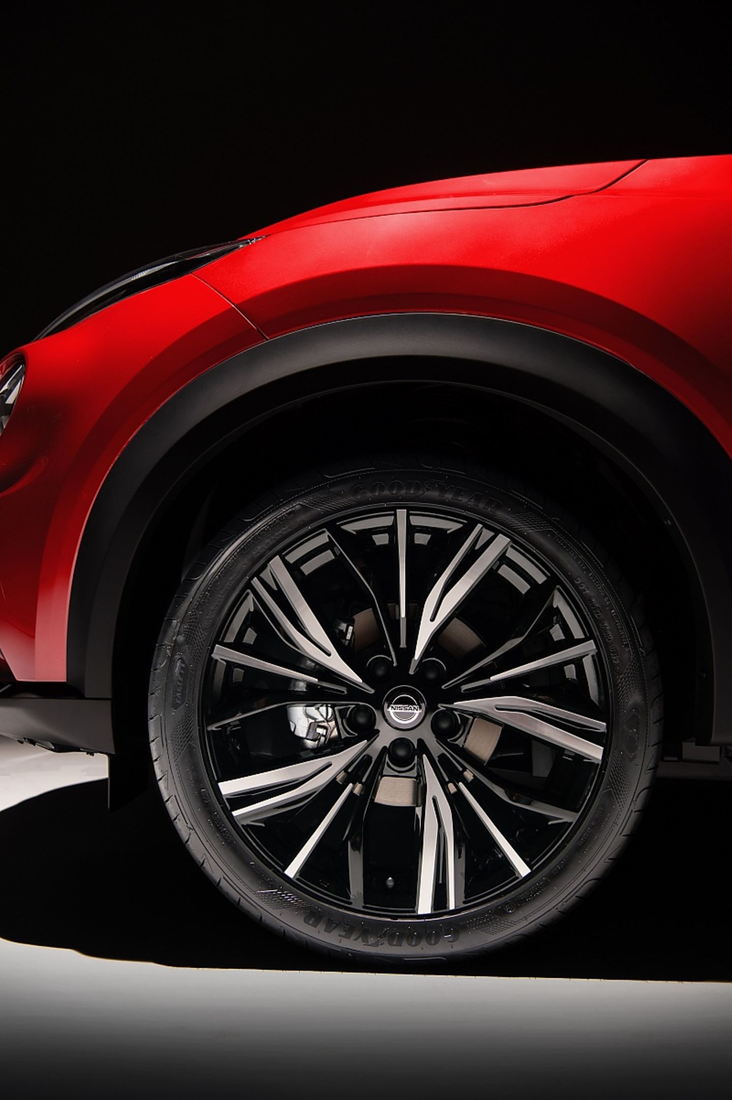 Der Nissan Juke II steht auf 19 Zoll Rädern
