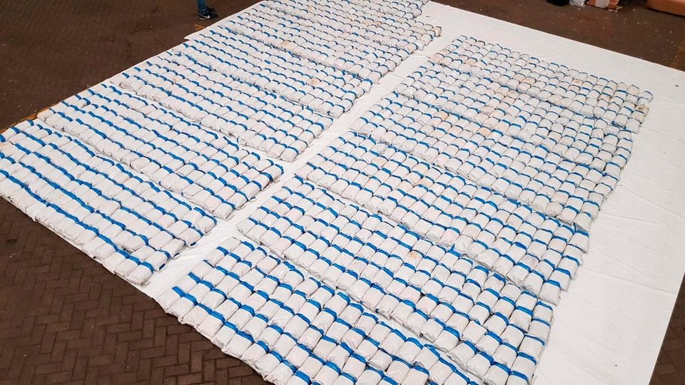 Heroinfund in Großbritannien Mehrere Päckchen mit Heroin liegen ausgebreitet auf dem Fußboden.
