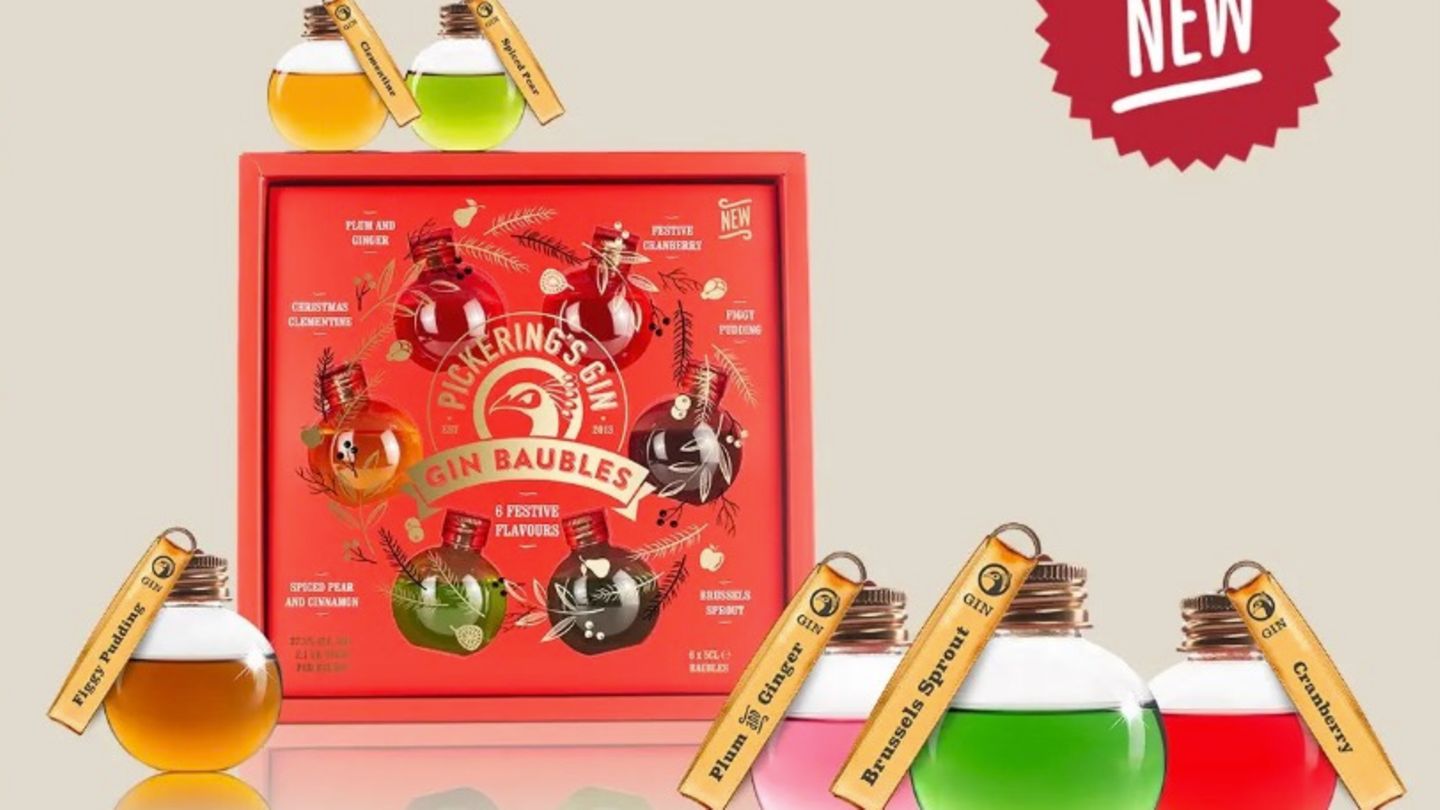 Sechs mit verschiedenen Ginsorten gefüllte Weihnachtsbaumkugeln