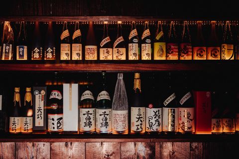 In Japan gibt es über 1300 Sake-Brauereien. Motoko Watanabe hat es sich zur Aufgabe gemacht, die Vielfalt des Reisweins in Berlin und in New York City zu vermitteln.