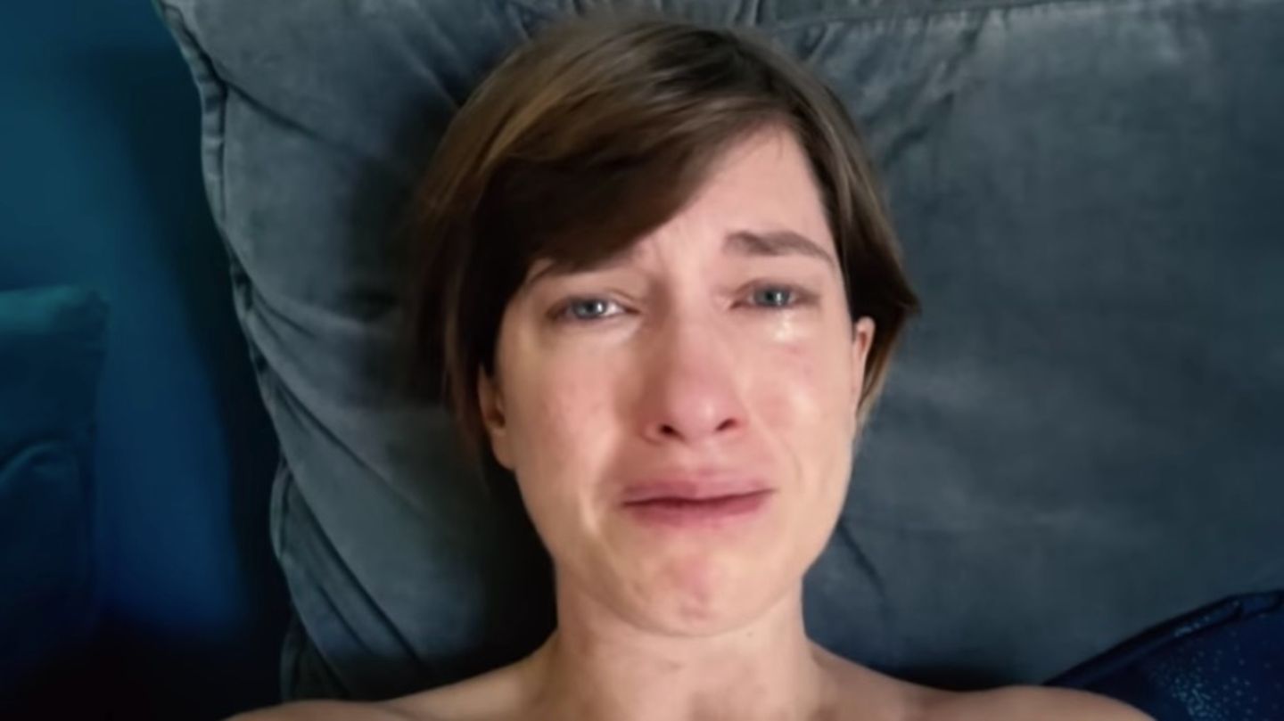 Die Schauspielerin Isabell Horn weint im Bett liegend