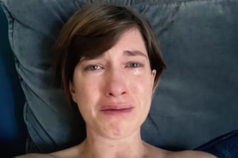 Die Schauspielerin Isabell Horn weint im Bett liegend
