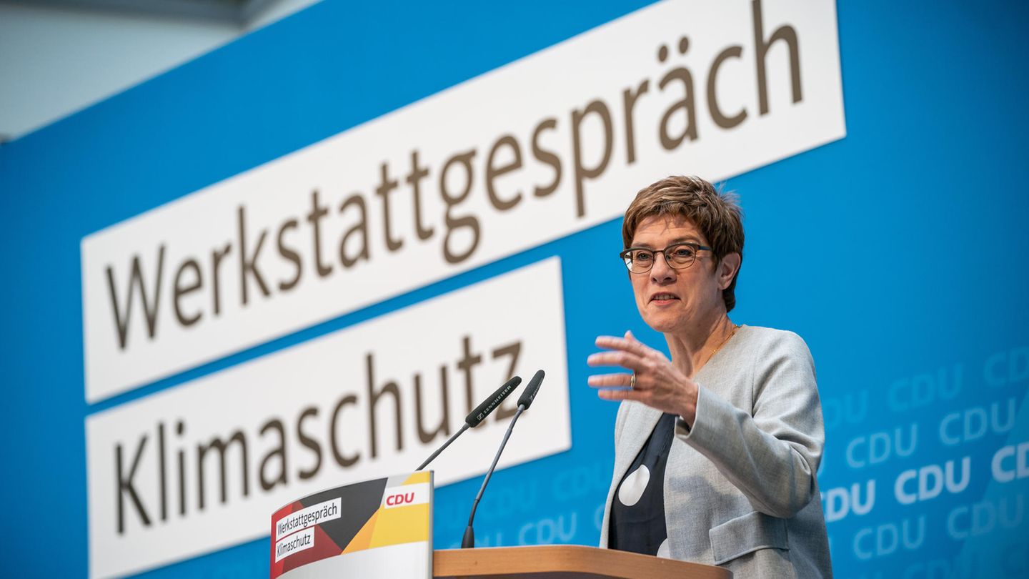CDU-Chefin Annegret Kramp-Karrenbauer spricht zum Abschluss des CDU-Werkstattgespräch zum Klimaschutz.