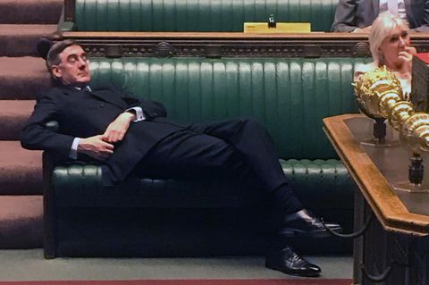 Während die Abgeordneten diskutieren, fläzt sich der Chef des Unterhauses Jacob Rees-Mogg auf der Bank.