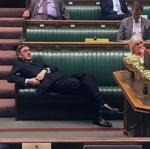 Während die Abgeordneten diskutieren, fläzt sich der Chef des Unterhauses Jacob Rees-Mogg auf der Bank.
