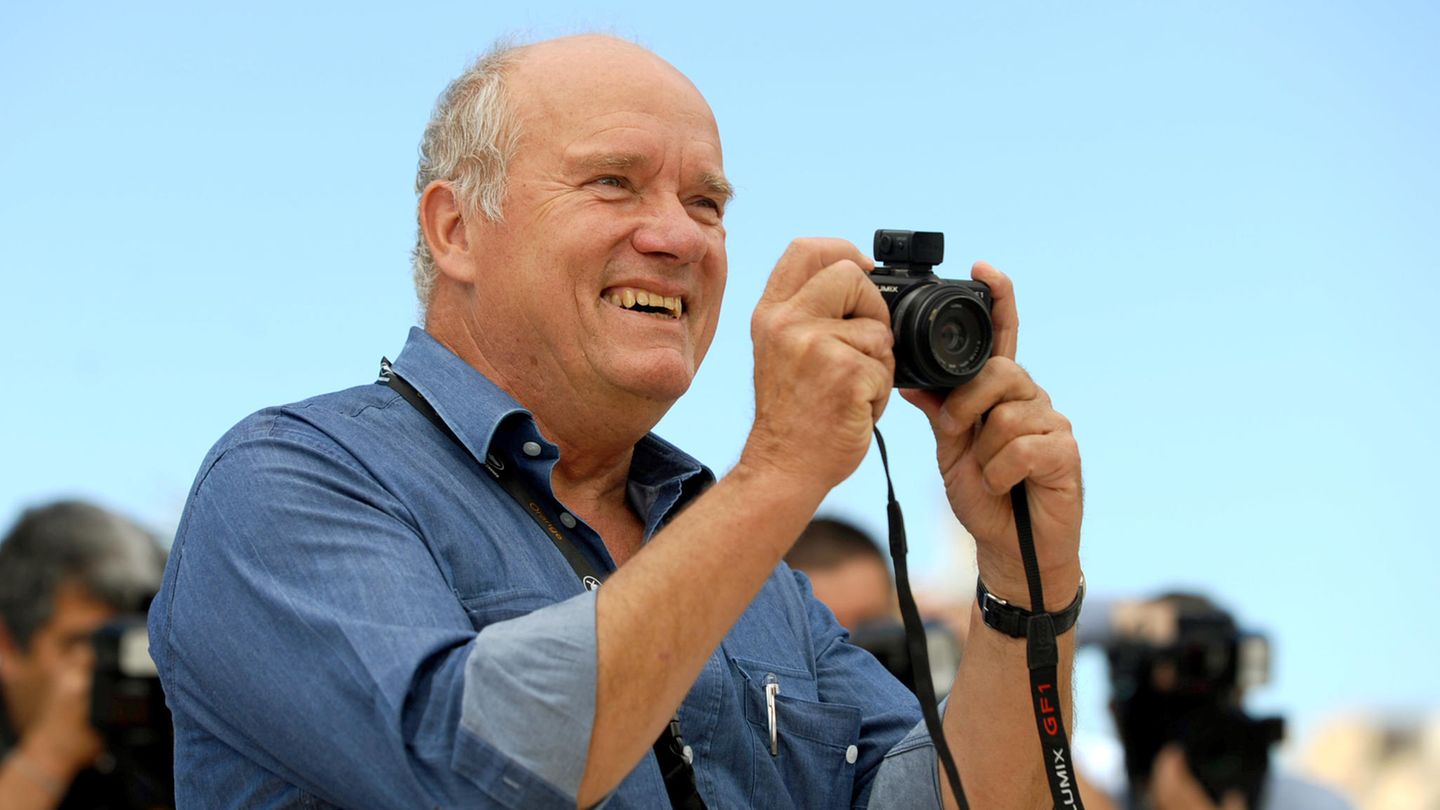 4. September 2019  Er revolutionierte die Modefotografie mit seinen Schwarz-weiß-Aufnahmen- nun ist der deutsche Starfotograf Peter Lindbergh gestorben. Wie seine Familie am Mittwoch in Paris mitteilte, starb er mit 74 Jahren. Lindbergh arbeitete für namhafte Modeschöpfer wie Karl Lagerfeld, Jean-Paul Gaultier und Giorgio Armani sowie für Magazine wie "Vogue" und "Vanity Fair". Lindbergh lichtete im Laufe seiner mehr als 40-jährigen Karriere zahlreiche Supermodels ab, darunter Claudia Schiffer, Naomi Campbell, Linda Evangelista und Kate Moss. "Er hinterlässt eine große Leere", hieß es auf Lindberghs Profil bei dem Online-Netzwerk Instagram, wo sich die Nachricht von seinem Tode rasch verbreitete. Die deutsche Ausgabe von "Vogue" würdigte ihn als einen der "größten Fotografen unserer Zeit". 