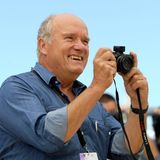 4. September 2019  Er revolutionierte die Modefotografie mit seinen Schwarz-weiß-Aufnahmen- nun ist der deutsche Starfotograf Peter Lindbergh gestorben. Wie seine Familie am Mittwoch in Paris mitteilte, starb er mit 74 Jahren. Lindbergh arbeitete für namhafte Modeschöpfer wie Karl Lagerfeld, Jean-Paul Gaultier und Giorgio Armani sowie für Magazine wie "Vogue" und "Vanity Fair". Lindbergh lichtete im Laufe seiner mehr als 40-jährigen Karriere zahlreiche Supermodels ab, darunter Claudia Schiffer, Naomi Campbell, Linda Evangelista und Kate Moss. "Er hinterlässt eine große Leere", hieß es auf Lindberghs Profil bei dem Online-Netzwerk Instagram, wo sich die Nachricht von seinem Tode rasch verbreitete. Die deutsche Ausgabe von "Vogue" würdigte ihn als einen der "größten Fotografen unserer Zeit". 